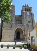 Evora, Kathedrale Se de Santa Maria, erbaut von 1186 bis 1330, Narthex zwischen den Westtrmen, Portal mit 12 Apostelfiguren aus weiem Marmor (27.05.2014)