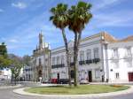 Faro, Arco da Vila, erbaut 1814 durch Francisco Xavier Fabri, den Bogen schmcken   zwei ionische Sulen und eine weie Marmorstatue des Thomas von Aquin (25.05.2014)