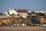 FERRAGUDO (Concelho de Lagoa), 27.04.2014, Blick von Praia da Rocha ber den Rio Arade auf die Kirche von Ferragudo