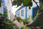 Gasse in Ferragudo an der Algarvekste.