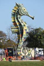 OLHÃO, 02.02.2022, Seepferdchen-Statue auf einem Kreisel an der Avenida 5 de Outubro
