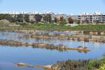 OLHO (Concelho de Olho), 18.02.2020, Blick aus der Lagune auf den Neubaukomplex am Ende der Avenida 5 de Outubro