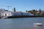 TAVIRA, 19.02.2022, Blick vom Ostufer des Rio Gilo auf die am anderen Flussufer gelegene ehemalige Markthalle