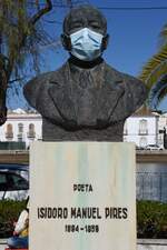 TAVIRA, 19.02.2022, Denkmal fr den Dichter Isidoro Manuel Pires im Jardim Pblico mit COVID19-Schutz
