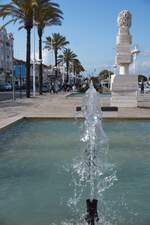 VILA REAL DE SANTO ANTNIO, 22.03.2022, an der Hafenpromenade; hinter der Wasserfontne eine Skulptur des Marqus de Pombal