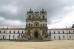 Alcobaca, Hauptfassade der Klosterkirche, gotisches Kirchentor flankiert von den Statuen des Hl.