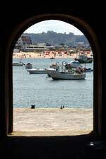 SO MARTINHO DO PORTO (Concelho de Alcobaa), 11.08.2019, Blick aus dem Tunnel, der die Rua Cndido dos Reis mit dem Meer verbindet, auf die Bucht