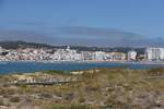 SO MARTINHO DO PORTO (Concelho de Alcobaa), 14.08.2019, Blick ber die Bucht auf die Gebudezeile an der Avenida Marginal