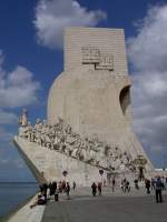 Belem, Denkmal Padrao dos Descobrimentos, Bildhauer Leopoldo de Almeida, in Stein gemeielt stehen die 32 wichtigsten Persnlichkeiten der Entdeckerzeit auf dem stilisierten Schiffsbug