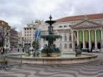 Lissabon, Rossio Platz mit Brunnen und Teatro Nacional Dona Maria II.