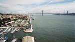 LISBOA (Concelho de Lisboa), 24.01.2001, Blick vom Denkmal der Entdeckungen auf die Ponte 25 de Abril