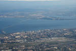 Blick aus dem Flugzeugfenster auf Lissabon.