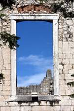 LISBOA (Concelho de Lisboa), 25.08.2019, ein Fenster der 1755 durch Erdbeben zerstrten Carmo-Kirche auf dem Largo do Carmo, einem sehr schnen Platz