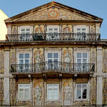 Die aus bemalten und glasierten Keramikfliesen (Azulejos) kunstvoll gestaltete Fassade eines Stadthauses in Lissabon.