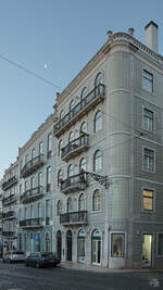 Die aus bemalten und glasierten Keramikfliesen (Azulejos) gestaltete Fassade eines Stadthauses in Lissabon.