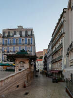 Diese kleine Seitengasse führt zum Praça dos Restauradores in Lissabon.