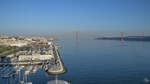 Blick von der Aussichtsplattform des 56 Meter hohen Denkmales der Entdeckungen (Padro dos Descobrimentos) auf den Fluss Tejo.