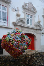 Ein bunter Blumenquader, irgendwo in die Innenstadt von Lissabon.