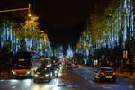 Die weihnachtlich beleuchtete Prachtstrae Avenida da Liberdade fhrt in die Unterstadt von Lissabon.