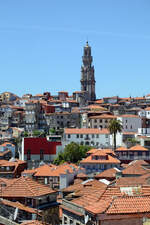 Blick auf Porto mit dem alles berragenden Torre dos Clrigos, dem Wahrzeichen der Stadt.
