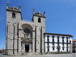 Blick auf die im romanischen Stil erbaute Kathedrale von Porto (port.