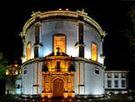 Die abends wundervoll beleuchtete runde Kirche des ehemaligen Bergklosters Mosteiro da Serra do Pilar aus dem 16.