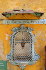 Ein Ende Mai 2013 in den Gassen von Porto entdeckter alter Wandschrein (Senhor da Boa Fortuna).