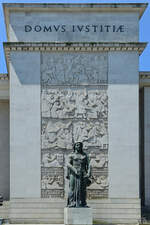 Die Statue der Justitia vor dem von 1958 bis 1961 erbauten Gerichtsgebudes in Porto.