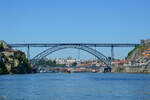 Unterwegs auf dem Fluss Douro mit Blick auf die 1886 eröffnete Brücke Ponte Luís I.