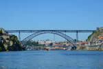 Unterwegs auf dem Fluss Douro mit Blick auf die 1886 erffnete Brcke Ponte Lus I.