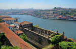  Blick ber ein dem Verfall preisgegebenes Gebude auf den Douro in Porto.