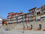 Ein Huserreihe mit Wohnungen am Fluss Douro, so gesehen im Mai 2013 in Porto.