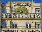 Die im Stile des Art déco gehaltene Fassade des Kaufhauses Armazéns Cunhas in Porto.