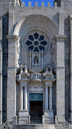 Das Hauptportal der Kathedrale von Porto (S do Porto).