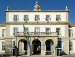 Das Hauptportal des Militrsttzpunkes Quartel de Santo Ovdio direkt am Platz der Republik in Porto.