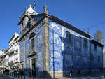 Die barocke Kapelle der Seelen (Capela Das Almas) wurde mit einer gefliesten Fassade versehen, auf der Szenen aus dem Leben der Heiligen dargestellt sind.