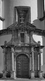 Das Portal der runden Kirche des ehemaligen Bergklosters Mosteiro da Serra do Pilar aus dem 16.