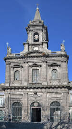 Das Portal der im Juni 1841 geweihten Dreifaltigkeitskirche (Igreja da Santsima Trinidade) in Porto.