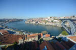 Blick ber den Fluss Douro auf die Altstadt von Porto.
