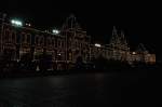 Unweit vom Kreml auf dem Roten Platz das berümte und größte Kaufhaus GUM in Moskau bei Nacht.