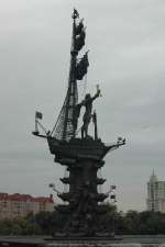 Das 94 Meter hohe Monument steht seit 1997 auf einer knstlichen Insel in der Moskwa und gilt als strittigstes Monument der Hauptstadt, wo man nie verstanden hat, was Moskau denn wohl mit der Flotte