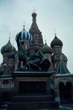 Die Basilius Kathedrale auf dem Roten Platz in Moskau mit dem Denkmal von Minin und Posharski im November 1981