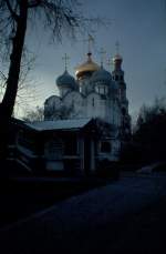Im Nowodewitschi oder Neujungfrauen-Kloster in Moskau an einem kalten Wintertag im November 1981
