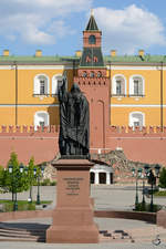 Ein Denkmal für Patriarch Hermogenes im Alexandergarten Moskau.