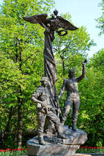 Ein Denkmal fr die Luftlandetruppen in der Nhe des Zentralmuseums der russischen Streitkrfte in Moskau.