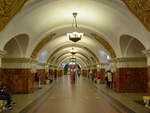 Hinab in die Weiten des Moskauer Metrosystemes, hier die Station Krasnopresnenskaja.