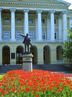 Was wre das damalige Leningrad ohne ihn: Bronze-Lenin vor dem Smolny-Institut (3.