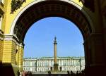 Blick durch den Bogen des Generalstabs-Gebudes auf den Schlossplatz mit Alexandersule (3.