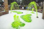 Springbrunnen mit grellen Farben auf dem Markplatz (schwedisch: Target) von Rttvik in Dalarna - Schweden.