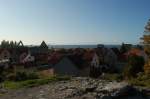 Blick auf die Altstadt von Visby mit Ruinen und der Ostsee im Hintergrund.